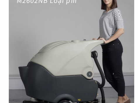 Sàn gạch đầy bụi phải được làm sạch thường xuyên bằng máy chà sàn đẩy tay 