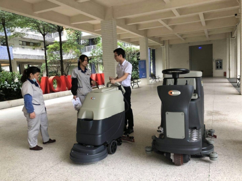 Các bãi đậu xe ngầm sử dụng máy chà sàn loại có người lái để làm sạch sàn rất hiệu quả 