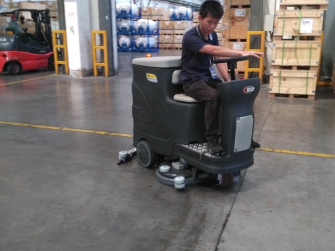 Mặt đất nhà máy được làm sạch nhanh chóng bằng máy chà sàn đẩy  tay  