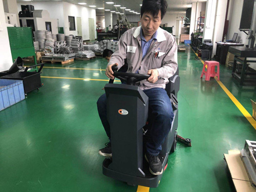 MÁY CHÀ SÀN NGỒI LÁI